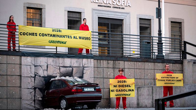 Greenpeace "empotra" un coche en el Reina Sofía para denunciar el calentamiento global