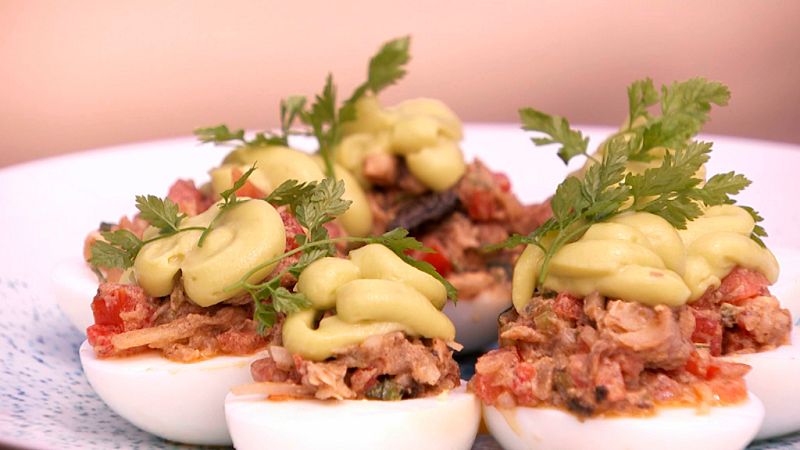 Huevos rellenos de pipirrana