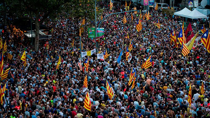 Miles de personas reivindican ante la Consellería de Economía las protestas del 20S
