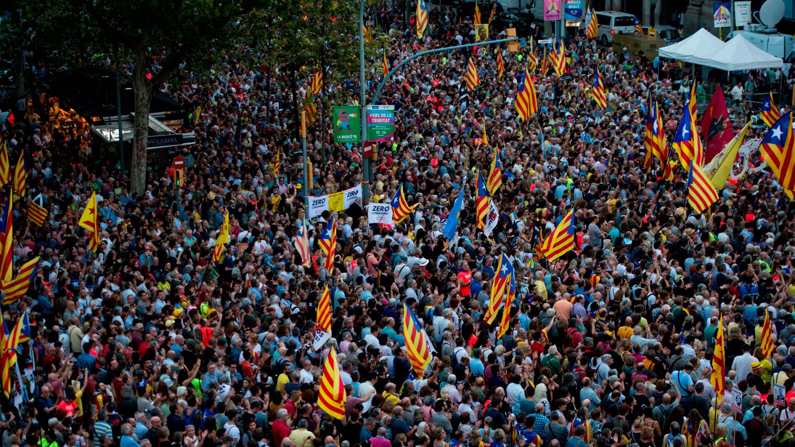 Miles de personas reivindican las protestas del 20S ante la Consellería de Economía