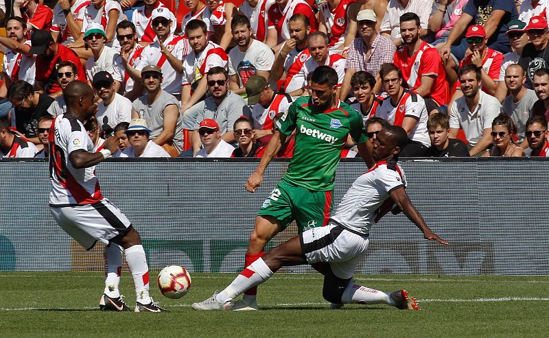 El Alavés se impone con comodidad al despropósito del Rayo