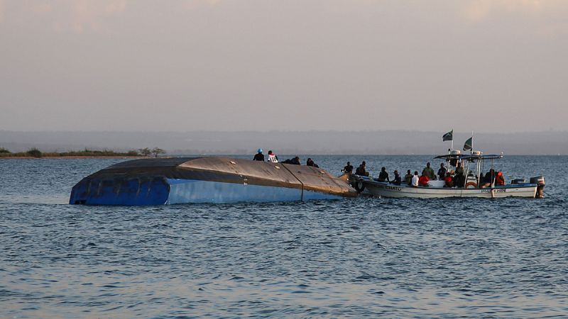 El número de muertos en el naufragio del ferri en el lago Victoria, en Tanzania, supera los 200