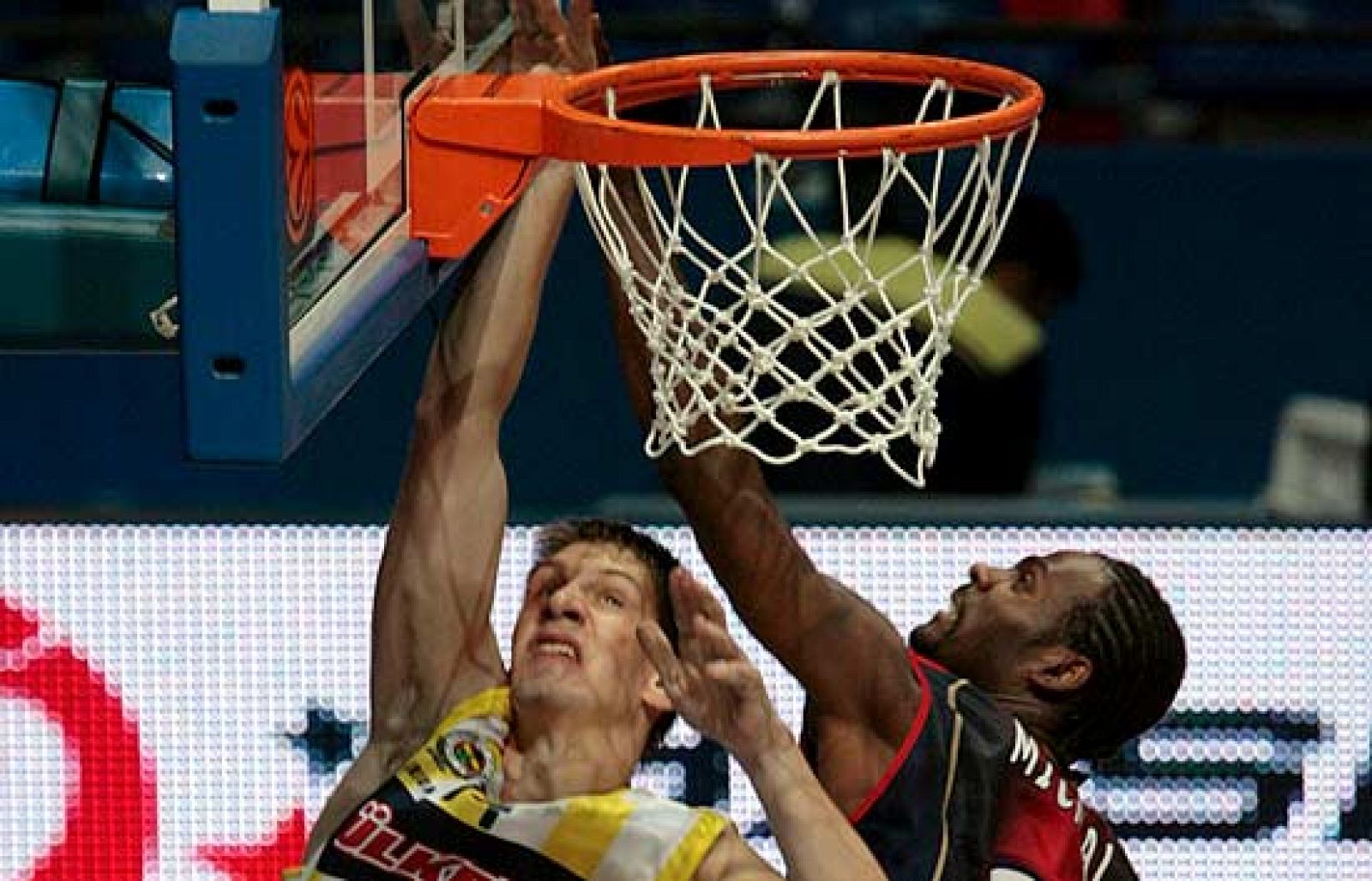 El Tau Cerámic se ha impuesto en la Euroliga al Fenberbahce Ulker de Estambul por 80-70, con un gran Will McDonald al final del partido.