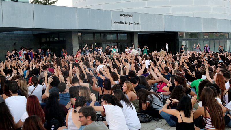 Más de un millar de alumnos de la URJC claman contra "las prácticas mafiosas" en la jornada de huelga