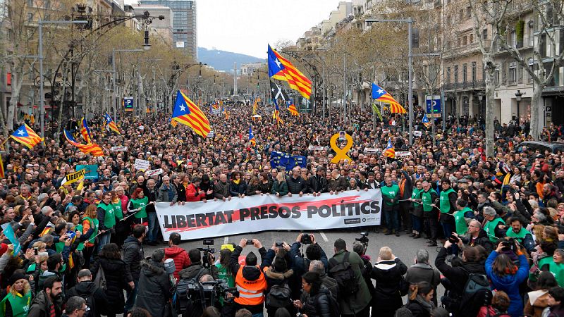 Los Mossos desalojan a un centenar de miembros de los CDR que bloquean la puerta del TSJC en su protesta