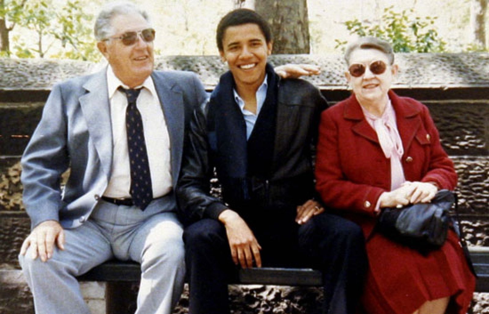 Hilary Clinton apoya a Barack Obama en un mitin en Florida. El senador por Illinois ha anunciado que se toma dos días libres para visitar a su abuela que está enferma. Por su parte, John McCain por su parte ha criticado a su oponente por querer, dice