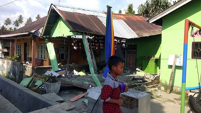 Varios muertos por un tsunami en la isla indonesia de Célebes tras un fuerte terremoto