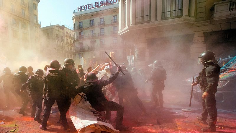 Tensión en Barcelona por el intento de los independentistas de impedir una manifestación de policías