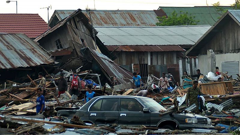 Al menos 385 muertos y 540 heridos tras el terremoto y posterior tsunami en la isla indonesia de Célebes