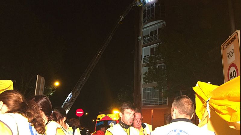 32 personas intoxicadas por inhalación de humo en el incendio de un edificio de Madrid