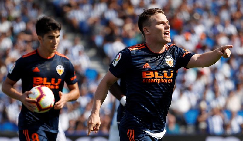 Gameiro y Neto dan al Valencia su primer triunfo del curso
