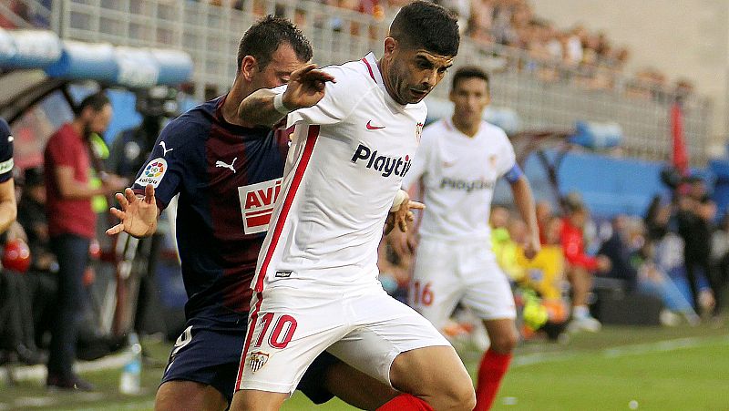 El Sevilla gana en Ipurúa y sigue imparable