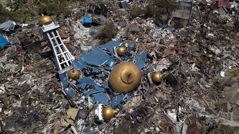 El terremoto y tsunami de Indonesia dejan al menos 832 muertos, pero las autoridades temen que sean millares