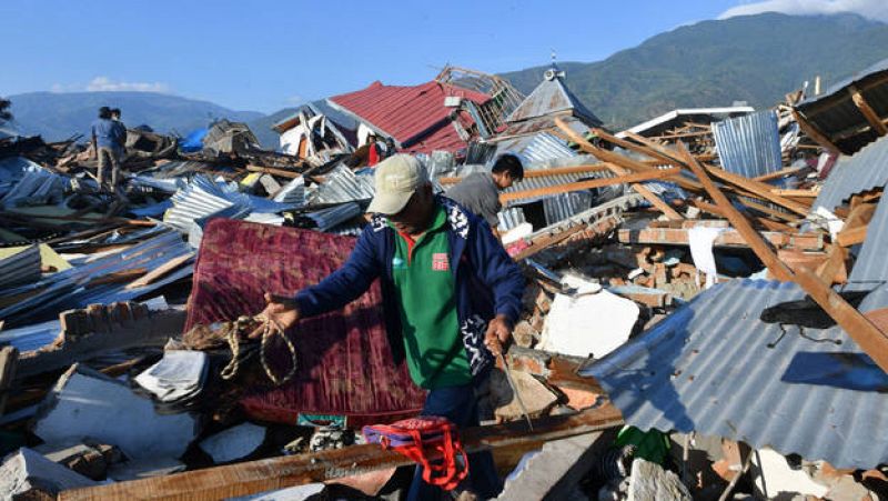 Indonesia busca a los supervivientes del tsunami: "Cuando llegó la ola, perdí a mi mujer"
