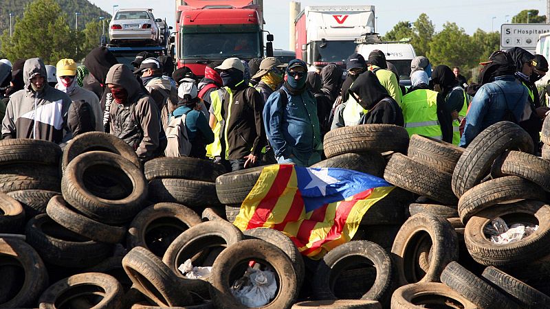 Los CDR protagonizan el aniversario del 1-O cortando carreteras y vías de tren y retirando banderas españolas