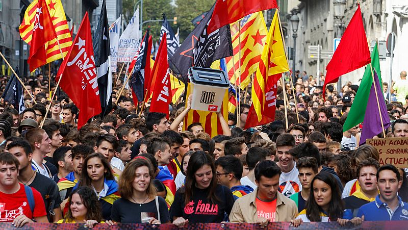 "Ni olvido ni perdón": miles de estudiantes catalanes se manifiestan en Barcelona por el 1-O
