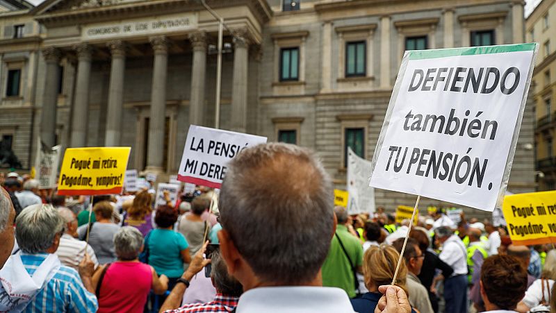 Valerio descarta una pensión mínima de 1.080 euros mientras los jubilados reclaman en la calle subidas de las pensiones