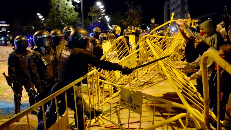 Los Mossos cargan contra un grupo de radicales tras el intento de asalto al Parlament