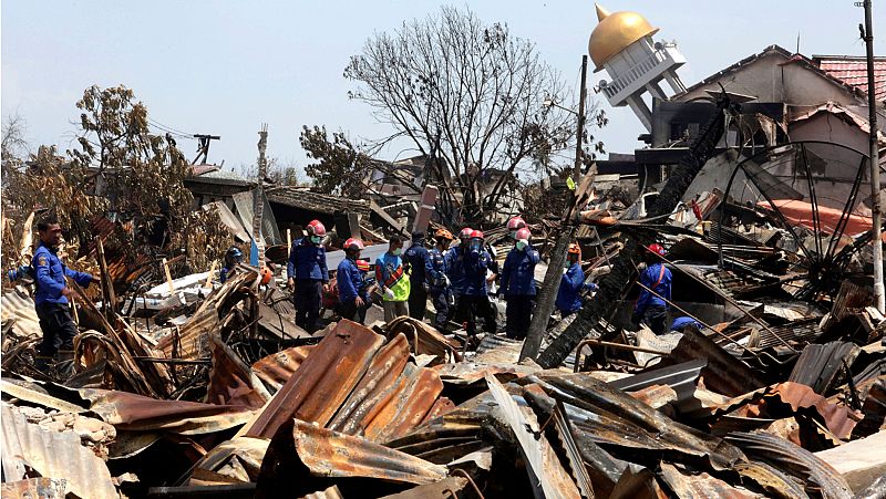 Indonesia confirma al menos 1.234 muertos por el terremoto y el tsunami