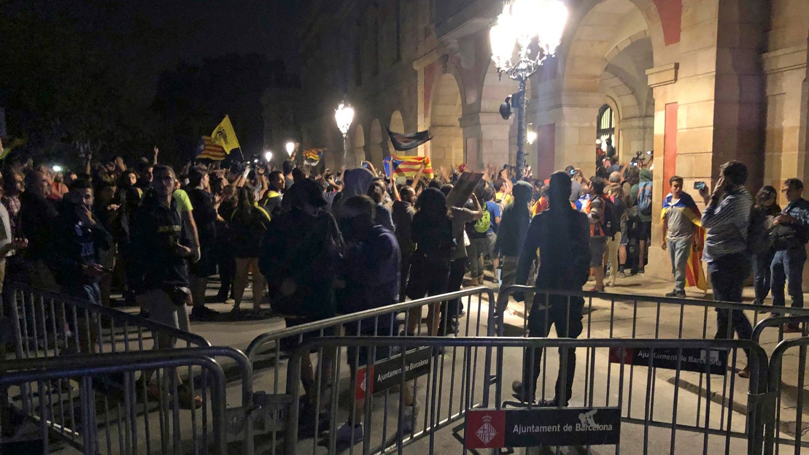 El director de los Mossos d'Esquadra, Andreu Martínez, ha  defendido que había suficientes efectivos este lunes para la  concentración ante el Parlamento de Cataluña por el 1-O en la que un  grupo quiso entrar en la Cámara, y ha indicado que cuando s