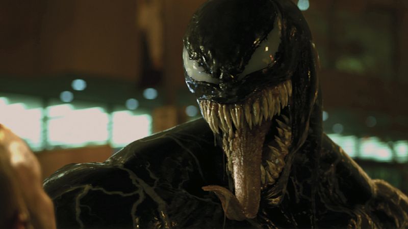 Venom se columpia en su primera película como protagonista