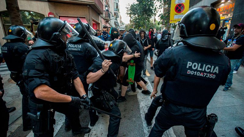 Los Mossos cargan contra un grupo de radicales que querían acceder a un acto unionista en Barcelona