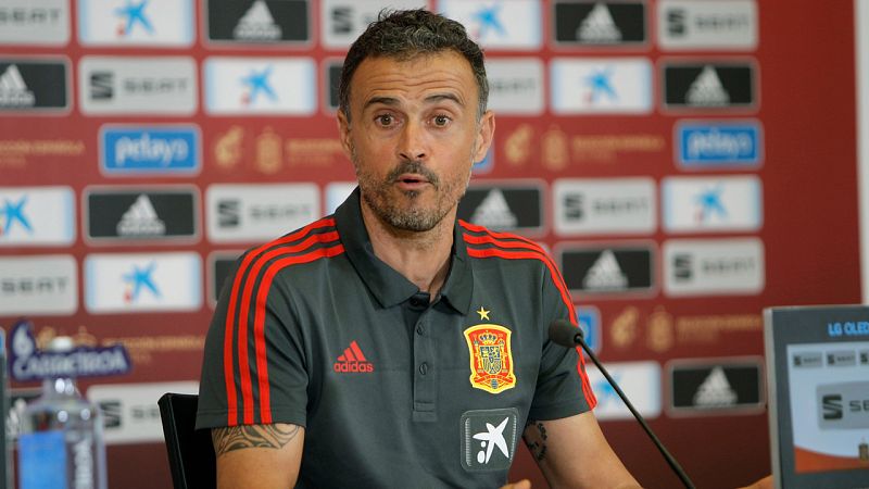 Luis Enrique: "Me puedo inventar un lateral, para eso soy el seleccionador"