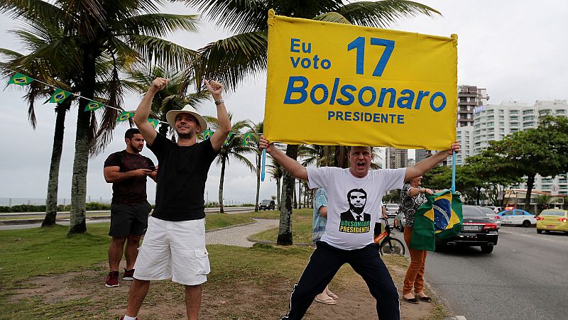 El ultraderechista Bolsonaro continúa creciendo en las encuestas y se distancia de Haddad