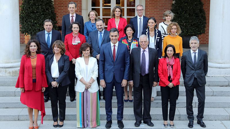 Sánchez preside la nueva foto de familia del Gobierno con la incorporación de María Luisa Carcedo