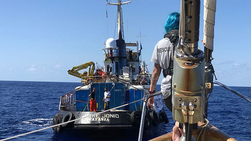 Un barco de rescate con bandera italiana desafía la política antiinmigración: "Italia no es solo Salvini"