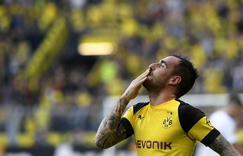 Alcácer mantiene líder al Dortmund con un triplete antes de su regreso a La Roja