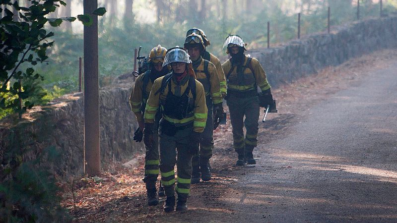 Los bomberos controlan el incendio en Mondariz y permiten a los vecinos regresar a sus casas