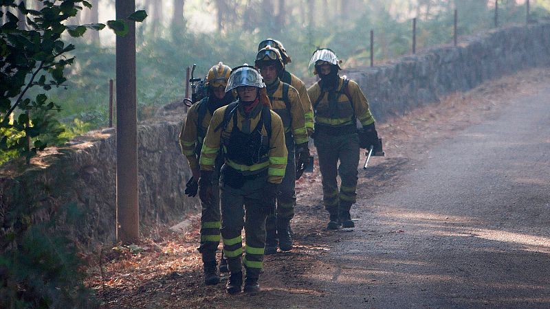 Los bomberos controlan el incendio en Mondariz y permiten a los vecinos regresar a sus casas