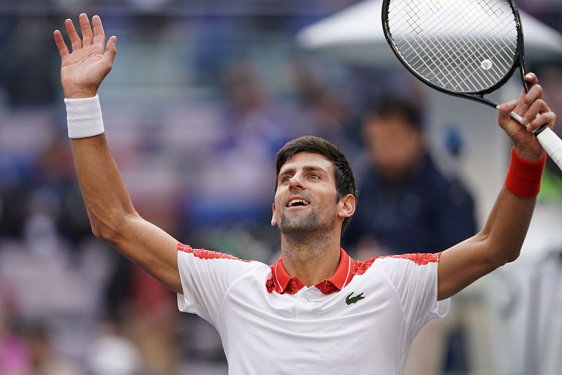 Djokovic y Federer pasan a semis y podrían verse las caras en la final de Shanghái