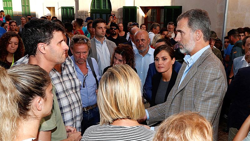 Los reyes expresan su "enorme orgullo" por la solidaridad "impresionante" en su visita a la zona afectada por la riada