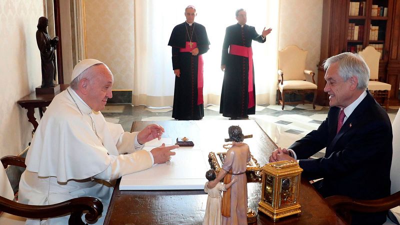 El papa expulsa del sacerdocio a dos exobispos chilenos acusados de abusos sexuales