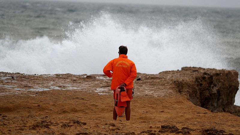 El huracán Leslie pierde intensidad pero se mueve más rápido hacia Portugal