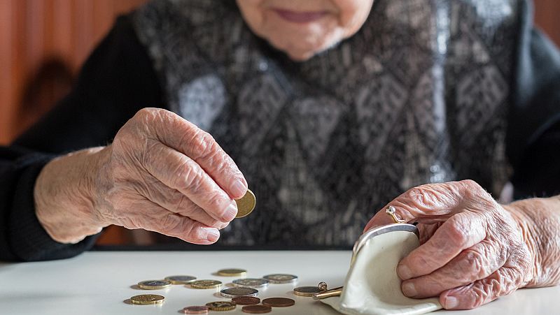 El riesgo de pobreza en España sube para las mujeres, los mayores de 65 años y titulados superiores