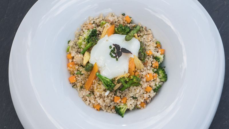 Wok de quinoa y verduras con huevo poch�