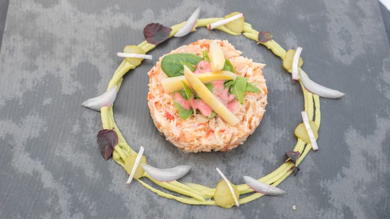 Ensalada de cangrejo y aguacate con puntas de esp�rragos y vinagreta de frutos rojos