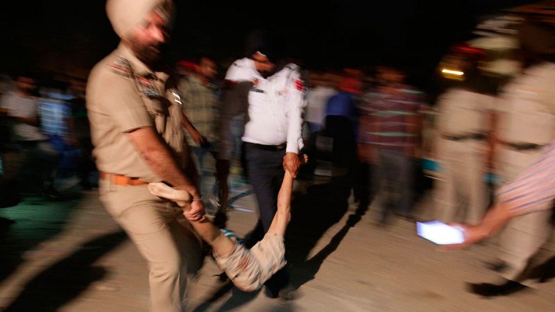 Al menos 58 muertos por el atropello de un tren cerca de un paso a nivel en la India