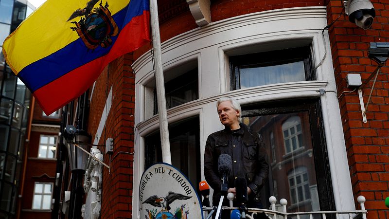 Assange denuncia a Ecuador por restringirle las comunicaciones en la embajada en Londres