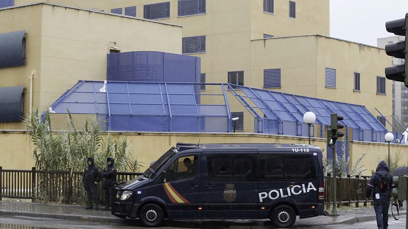 Diez policías y un inmigrante heridos en un intento de fuga del CIE de Aluche