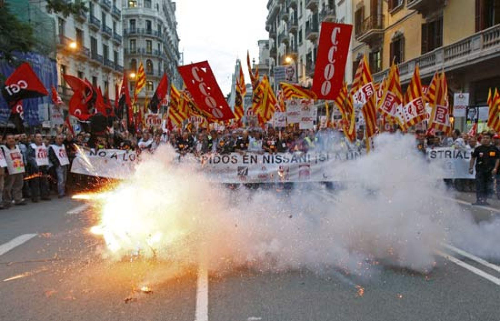 Miles de trabajadores de Nissan se han manifestado en Barcelona, por tercera vez en la última semana, en protesta por la intención de la compañía de despedir a 1.680 trabajadores de sus fábricas de Barcelona (23/10/08).