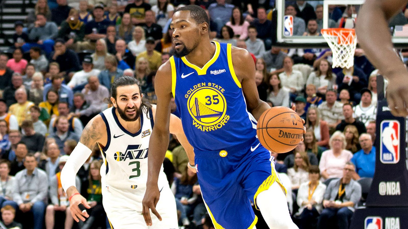 Los Warriors de Golden State vivieron su primera prueba de fuego en la nueva temporada al enfrentarse de visitantes a los Jazz de Utah y reivindicaron su condición de campeones de la NBA con remontada y triunfo.