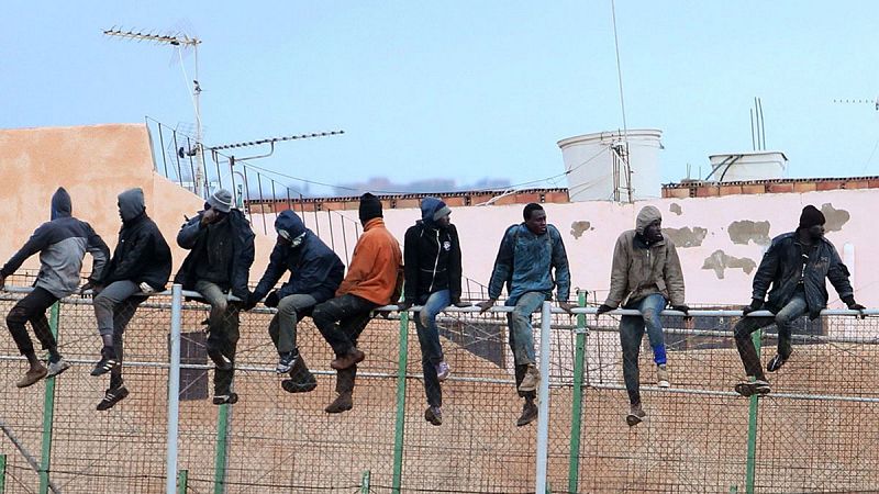 Un muerto y una veintena de heridos al saltar unos 200 inmigrantes la valla de Melilla