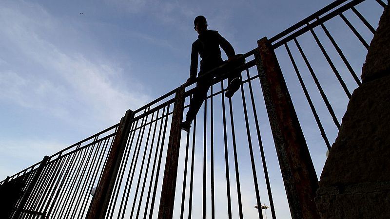 España devuelve a Marruecos a 55 de los 209 migrantes que saltaron la valla de Melilla el domingo