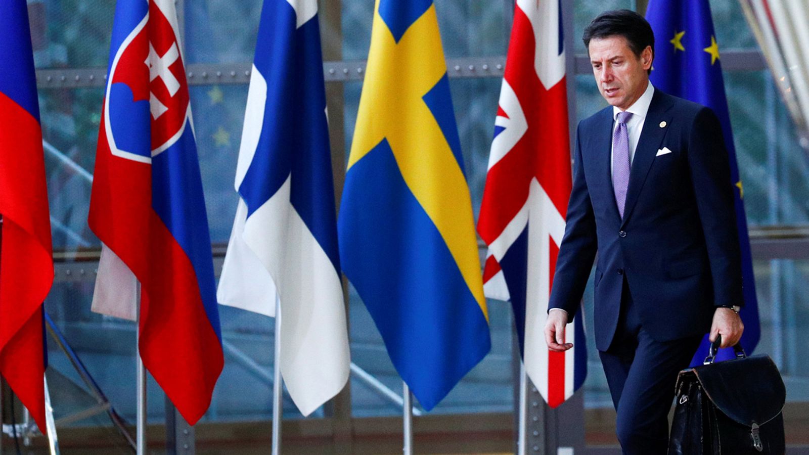 Un eurodiputado de la Liga Norte pisotea los papeles de Moscovici tras vetar los presupuestos