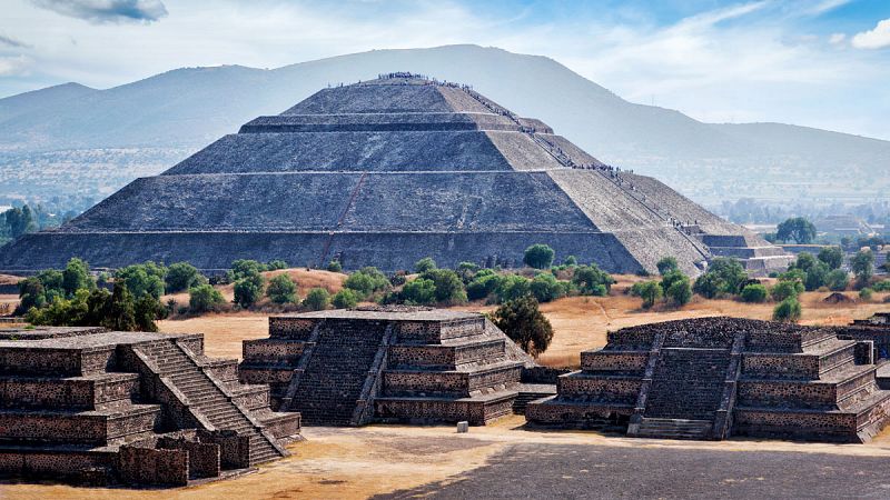 Descubren una cámara y un túnel bajo la Pirámide de la Luna de Teotihuacán