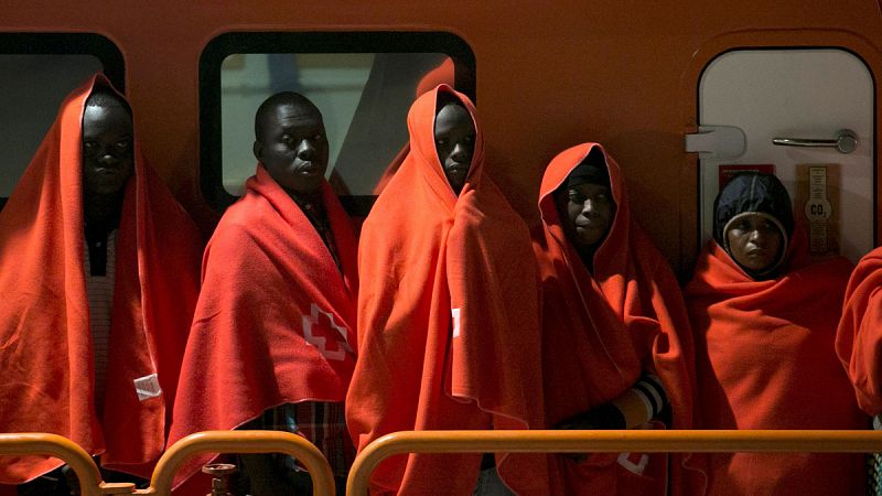 Mueren dos menores tras el desfondamiento de una patera con más de 50 personas en el mar de Alborán